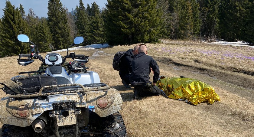 Turystka zasłabła w Gorcach - pomogli jej policjanci i ratownicy GOPR