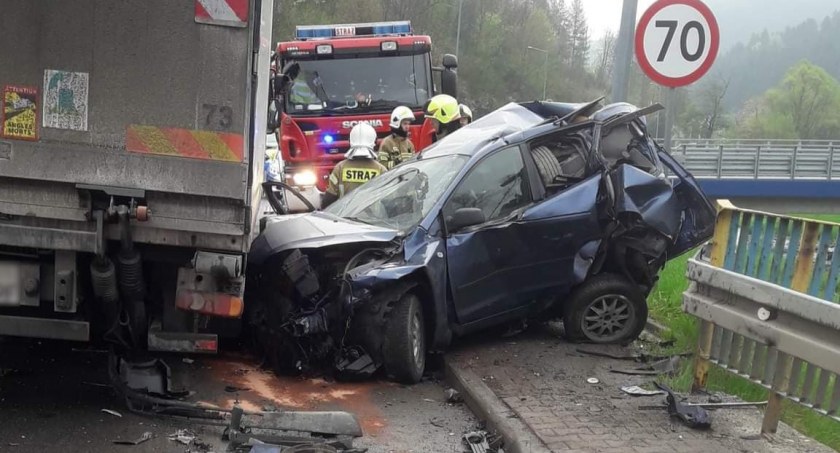 Groźny wypadek samochodu osobowego z ciężarówką