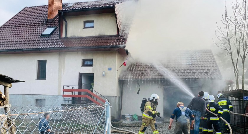 Pożar garażu - zagrożony budynek mieszkalny