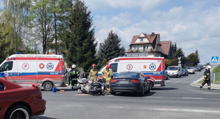 Groźne zderzenie motocykla z samochodem osobowym