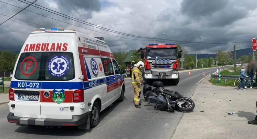 Motocyklem wjechał w osobówkę - zabrany do szpitala