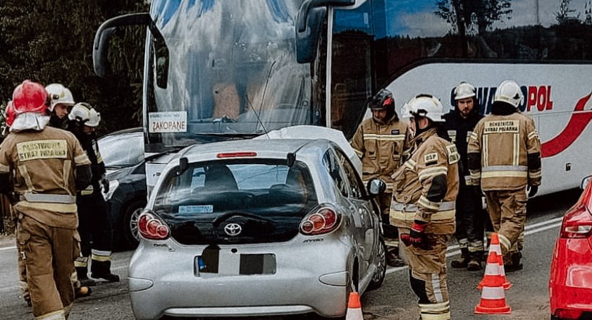 Zakopianka - zderzenie samochodu osobowego z kursowym autobusem