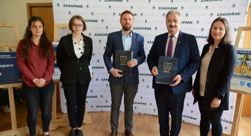 Uroczyste podpisanie umowy na realizację inwestycji Centrum Wsparcia Rodzin w Chorobie Nasz Dom w Zakopanem