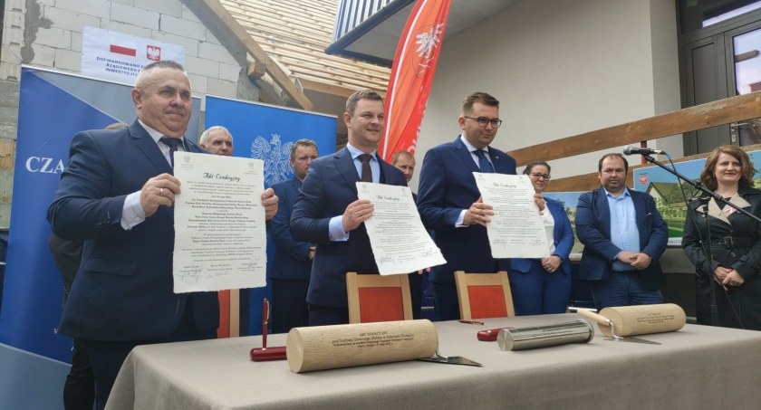 Wmurowanie aktu erekcyjnego w budowanym żłobku w Czarnym Dunajcu