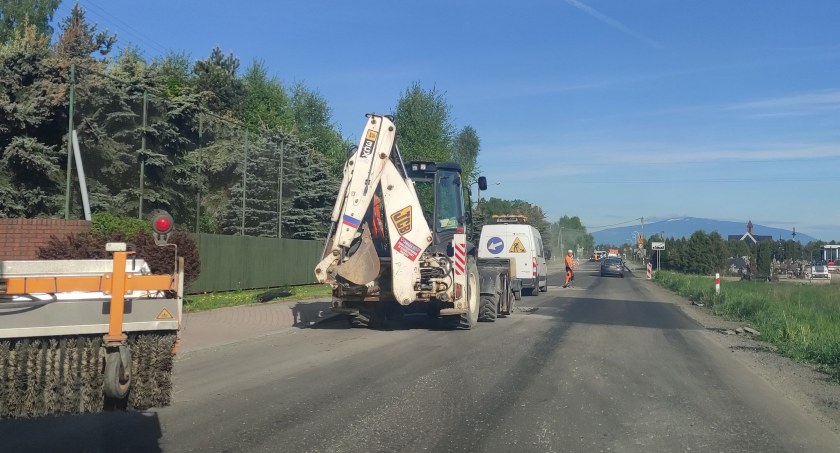 Kolejne prace na drodze wojewódzkiej - utrudnienia w ruchu koło cmentarza