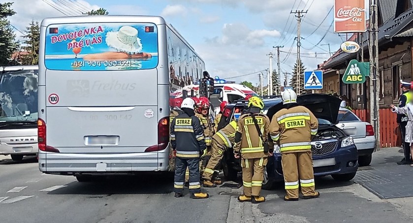Zderzenie samochodów osobowych z autobusem