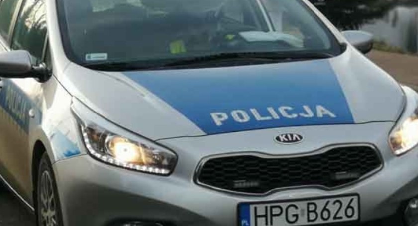 Policjanci pilotowali do szpitala samochód z rannym mężczyzną 