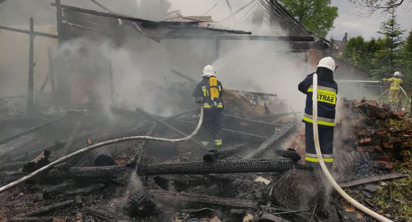 Bardzo groźny pożar drewnianych zabudowań - mieszkalnych i gospodarczych
