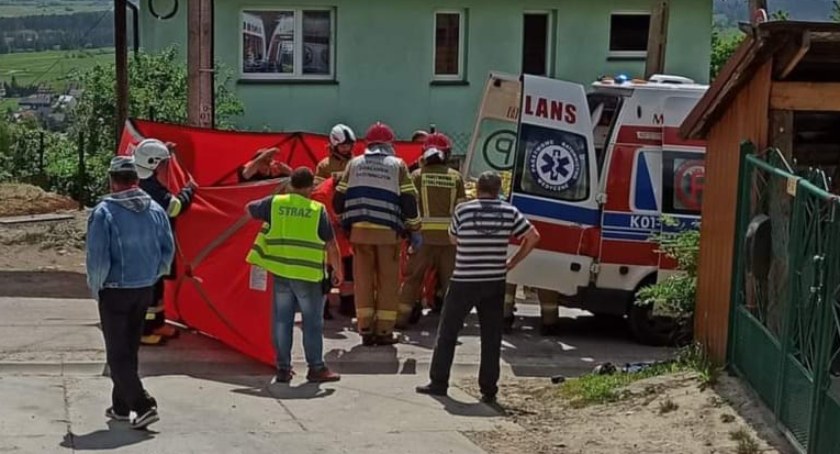 O krok od tragedii - mężczyzna przygnieciony traktorem