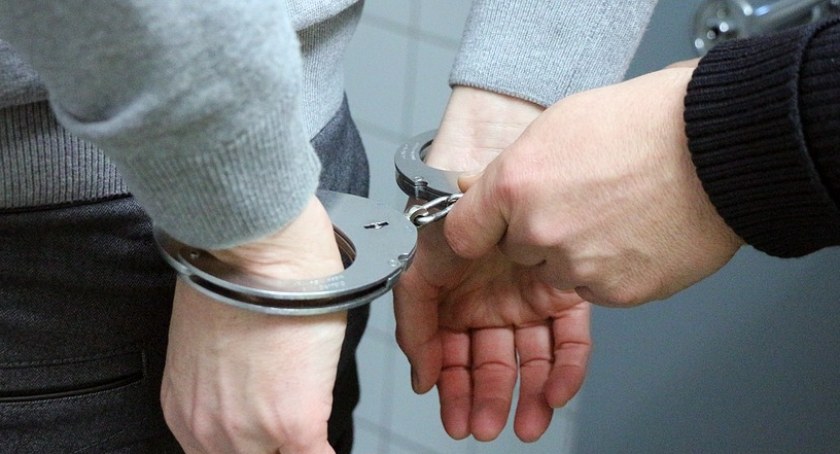 Ukradli wódkę i napój - jeden z nich był poszukiwany