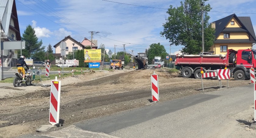 Skrzyżowanie zamknięte - sfrezowana droga w Piekielniku