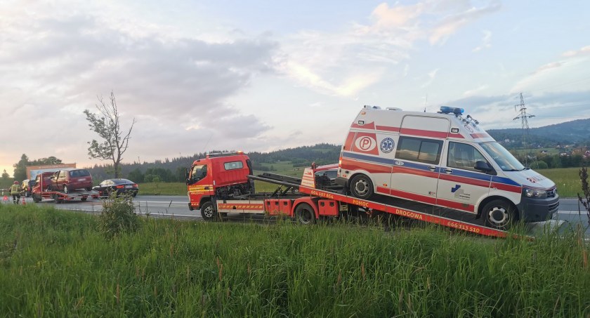 Zderzenie karetki z osobówką na zakopiance
