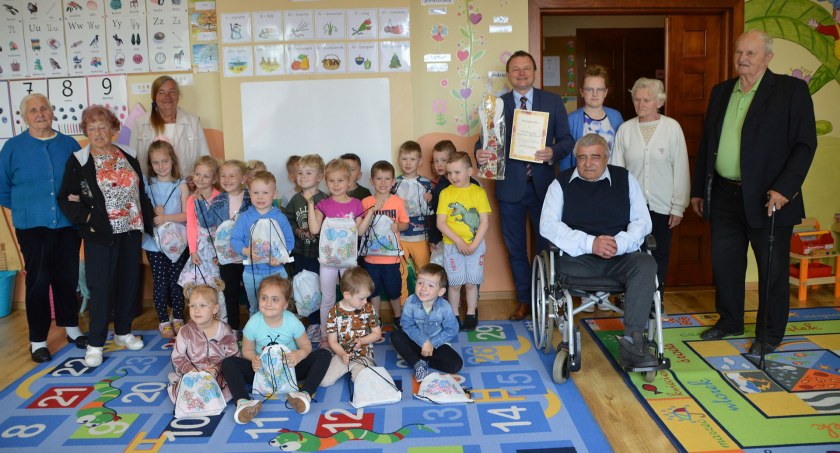 Seniorzy ze „Smreka” u Przedszkolaków