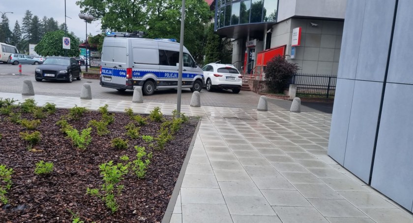 Kałuża krwi obok MCK - co się tam stało?