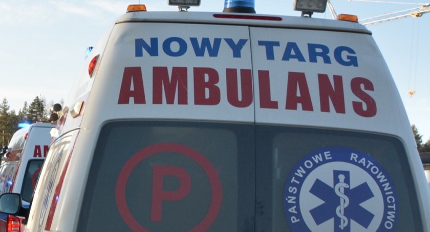 Nowy Targ. Młoda kobieta wypadła z balkonu na 4 piętrze 