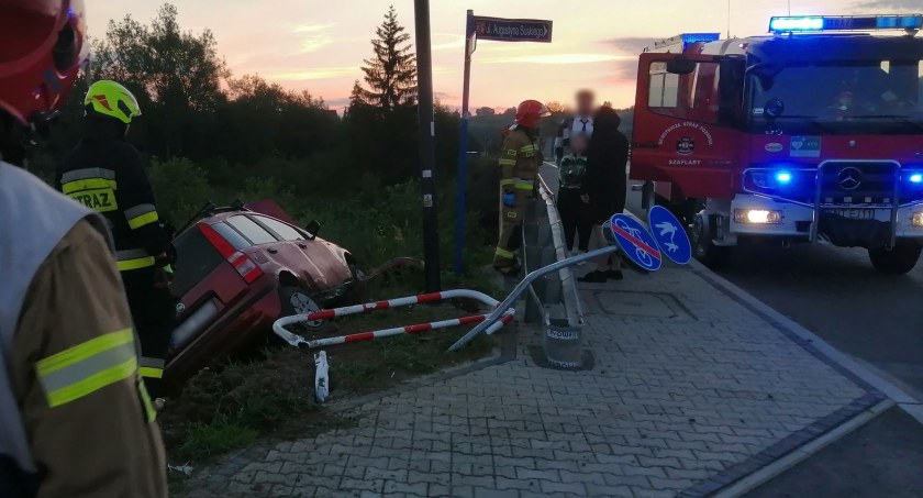 Krok od tragedii - na podwójnym gazie staranowała znaki i barierki ochronne