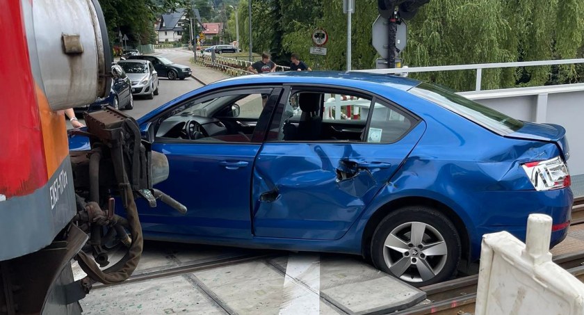 Zderzenie pociągu z samochodem - opóźnienia w ruchu kolejowym 