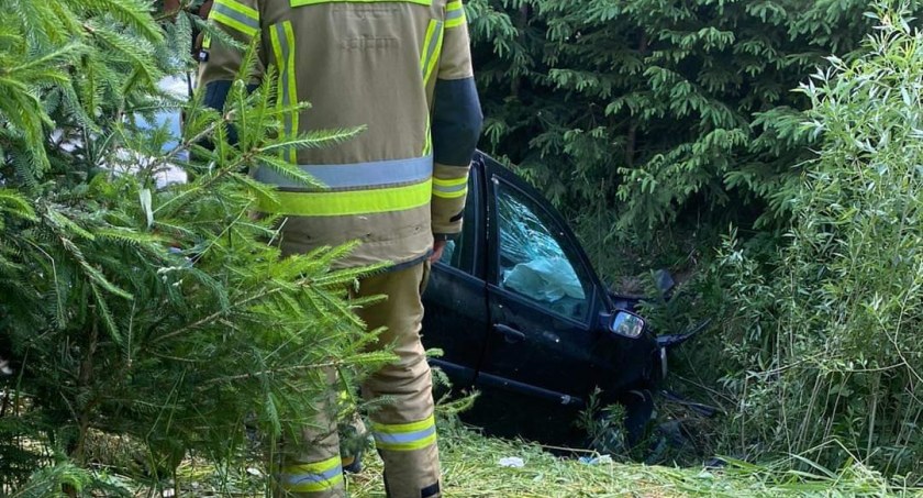 Wypadła z drogi i zatrzymała się w potoku