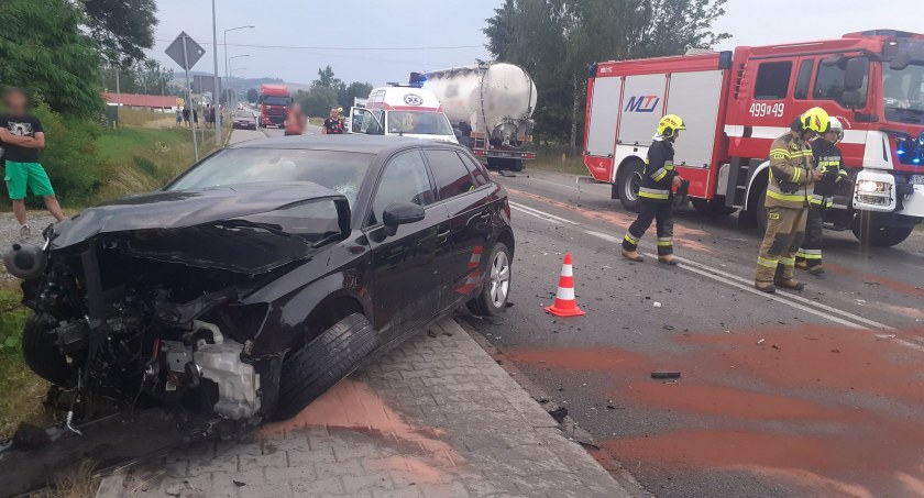 Samochód zderzył się z cysterną 
