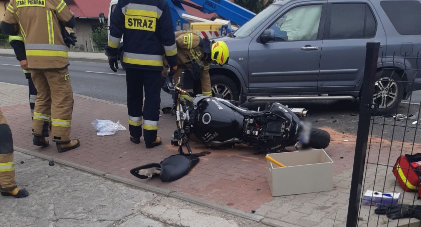 Groźne zderzenie motocykla z samochodem osobowym