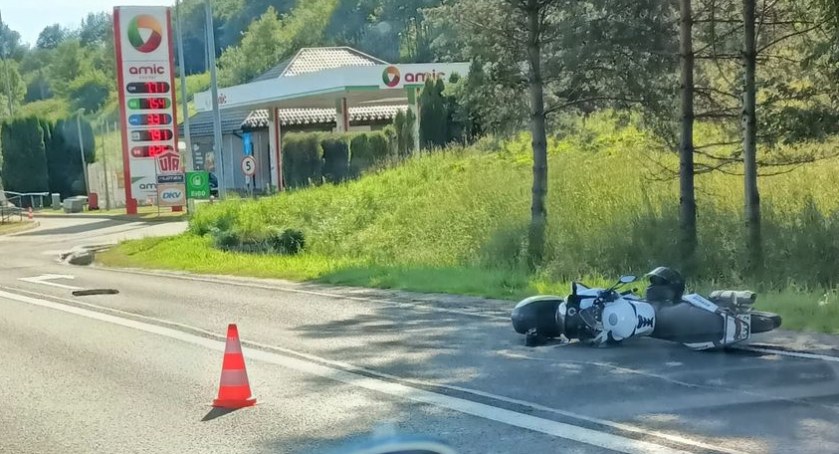 Kolejne zderzenie motocykla z samochodem - motocyklista zabrany do szpitala
