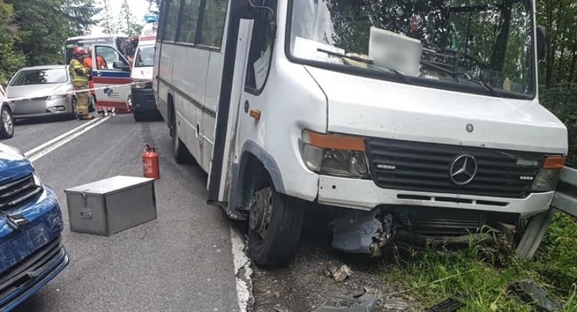 Cztery osoby w tym dwójka dzieci zostały poszkodowane w zderzeniu busa z osobówką