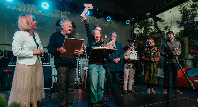 Laureaci tegorocznej Nagrody Literackiej Zakopanego na zakończenie Zakopiańskiego Festiwalu Literackiego 