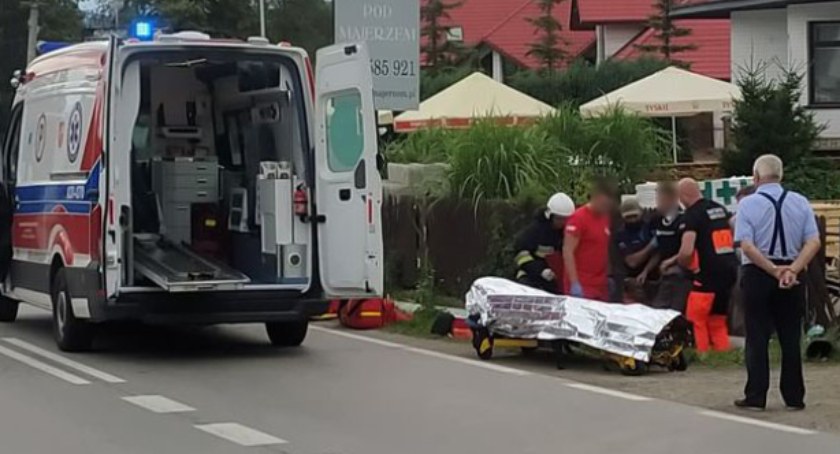 Motocyklista przeleciał przez samochód