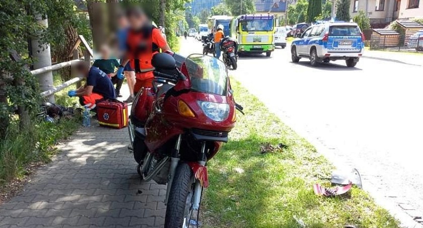 Zderzenie motocykla ze znakiem drogowym