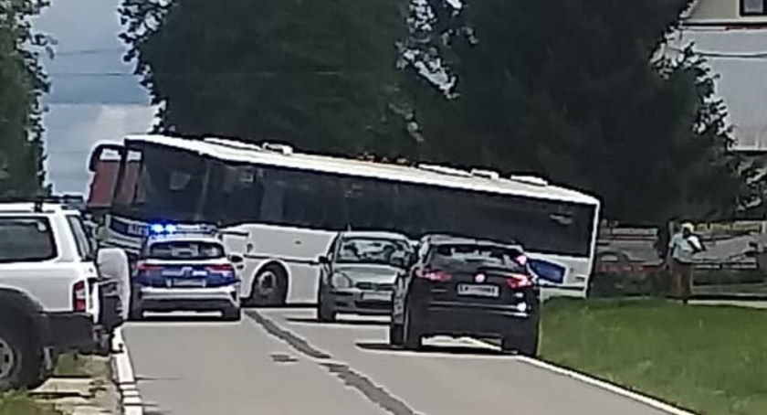 Autobus utknął i zablokował drogę