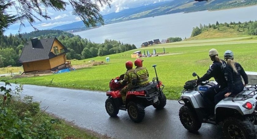 Nowotarscy policjanci wraz ze strażakami z PSP w Nowym Targu patrolują tereny przywodne i wodne.