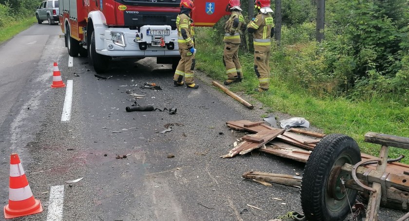 Rozpędzony samochód uderzył w zaprzęg konny