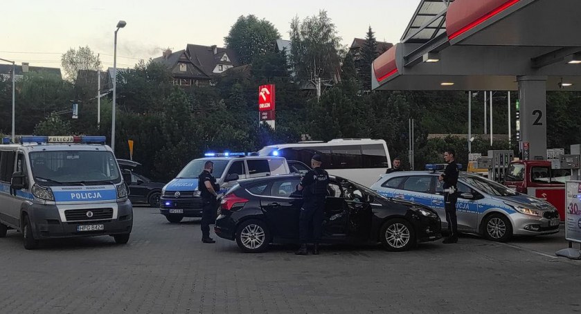 Policyjna obława w Zakopanem - zatrzymano kilku mężczyzn