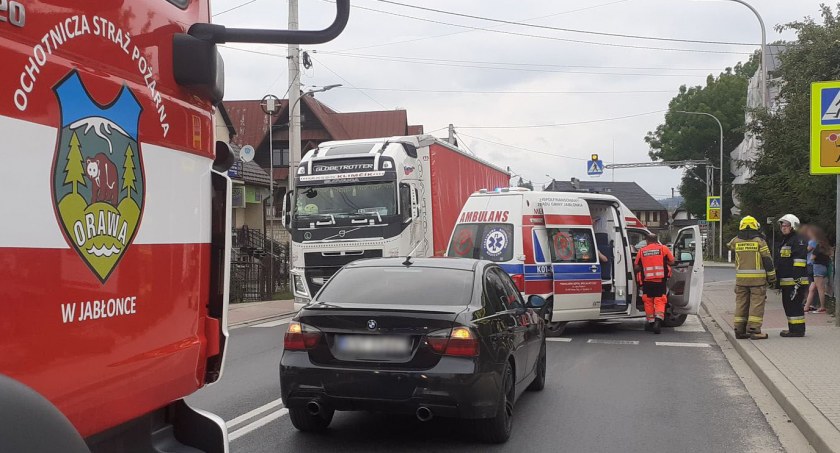 Najechanie samochodów z potrąceniem kobiety na pasach