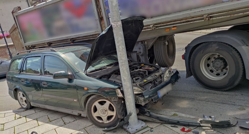 Zderzenie osobówki z ciężarowym na Rynku w Czarnym Dunajcu