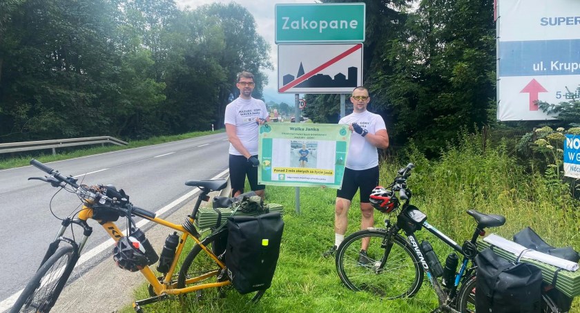 Zbierają na leczenie chorego Jasia - dojechali na rowerach do Zakopanego 