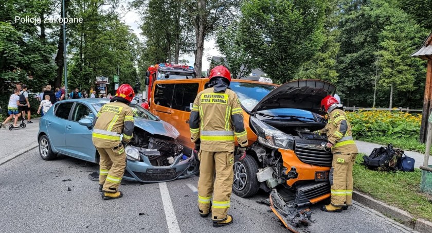 Zderzenie z taksówką - kolizja nieopodal tatrzańskiej komendy policji 