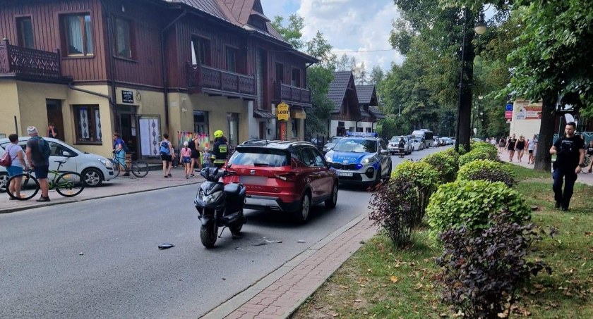 Zderzenie skutera z samochodem osobowym