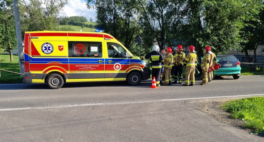 Wypadł z drogi i uderzył w drzewo