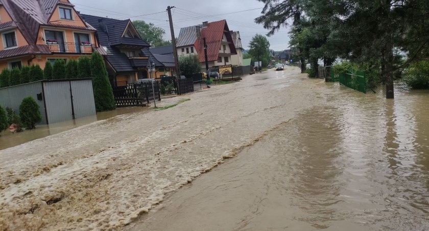 Zalany Ratułów - uszkodzone budynki i drogi 