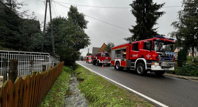 Strażacy wezwani do pożaru i podtopień w Nowem Bystrem