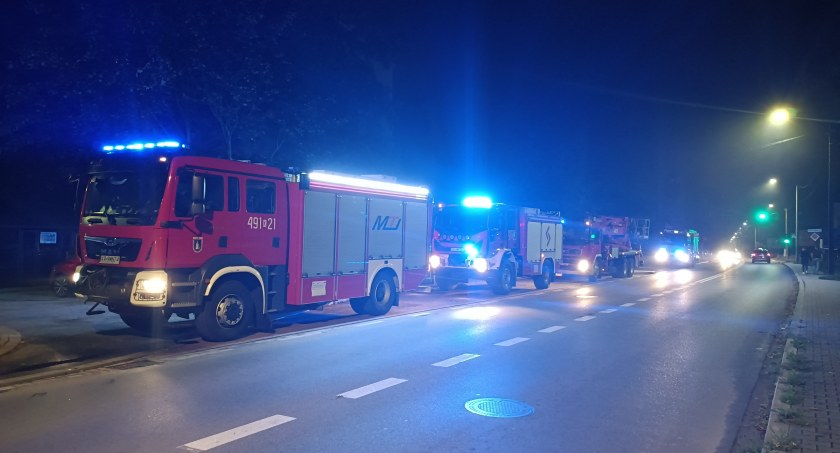 Strażacy wezwani do zadymienia w bloku 