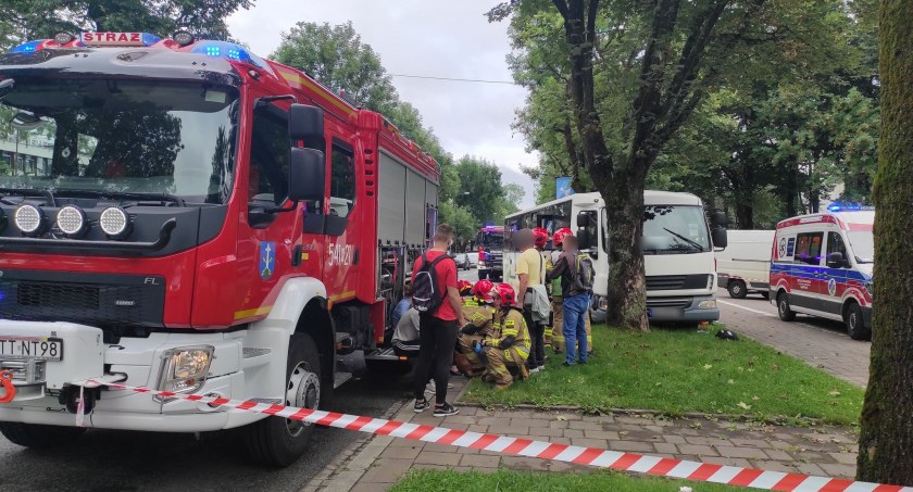 Bus uderzył w drzewo - są poszkodowani