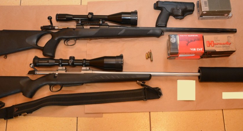 Policjanci zatrzymali dwóch mężczyzn oraz zabezpieczyli 4 sztuki broni palnej długiej