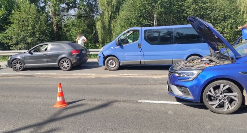 Dwa samochody osobowe i bus zderzyły się  na zakopiance 
