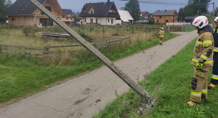 Uderzył w słup i odjechał - zagrożenie nad drogą obok ścieżki rowerowej w Podczerwonem 