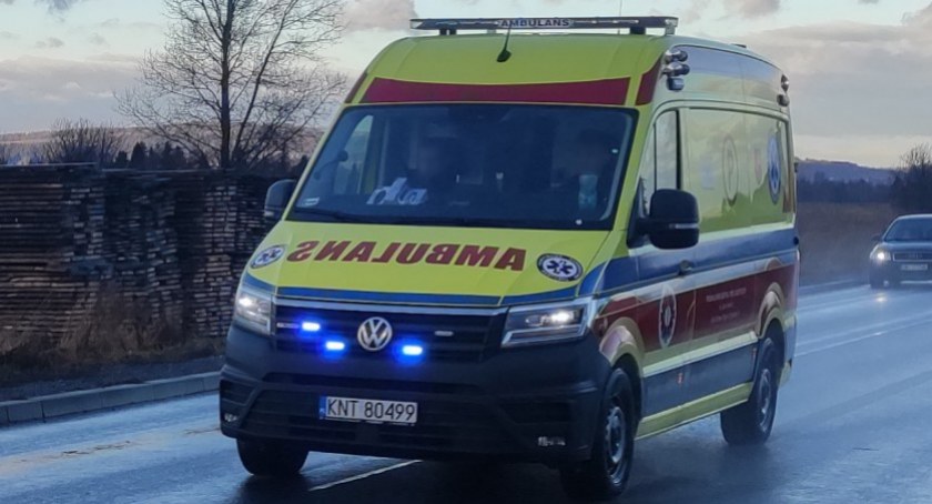 Mężczyzna ugodzony nożem w karczmie w Kirach
