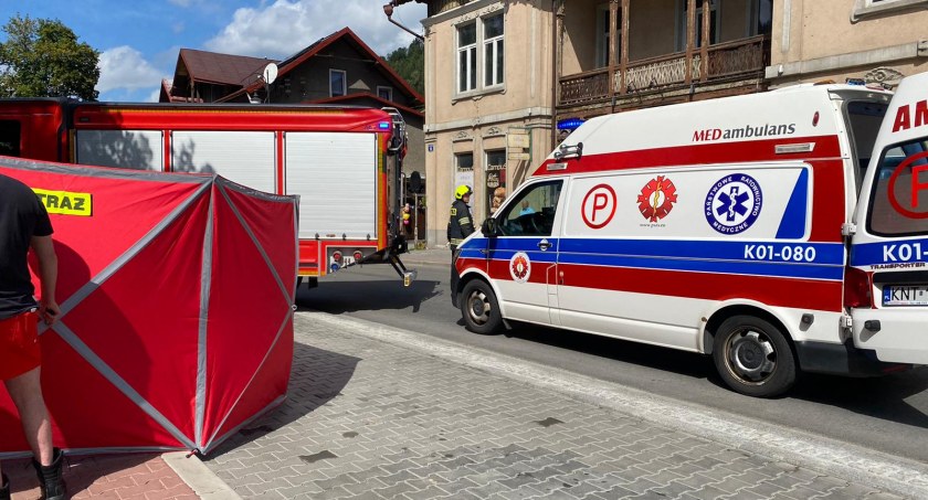 Nie żyje mężczyzna, który upadł po wyjściu z busa w Szczawnicy