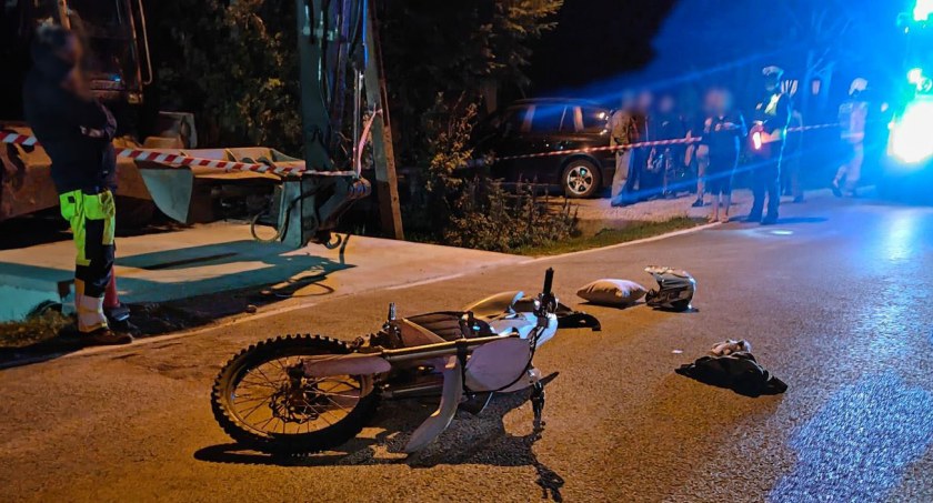 Na crossie wjechał w koparkę - trafił do szpitala