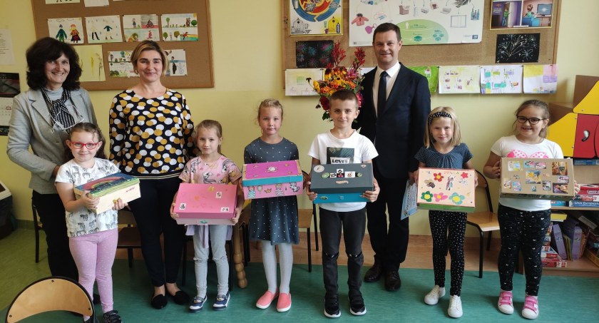 Wójt czytał dzieciom bajkę